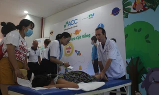 Hơn 200 em nhỏ được tầm soát vẹo cột sống, bàn chân bẹt miễn phí
