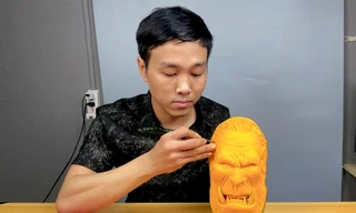 Chàng trai 9x 'hô biến' bí ngô thành mặt phù thủy sống động dịp Halloween