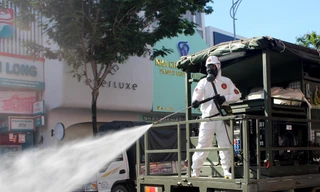 Trung tâm Ứng cứu sự cố hóa học, sinh học, hạt nhân miền Trung (Binh chủng Hoá học - Bộ Quốc Phòng) huy động xe đặc chủng cùng hàng chục cán bộ, chiến sĩ thực hiện nhiệm vụ khử khuẩn toàn bộ các khu vực phong tỏa do có ca mắc COVID-19 và các khu dân cư lân cận ở Đà Nẵng.