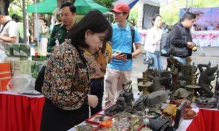 Độc đáo phiên chợ bán những món hàng từ thời ‘ông bà anh’