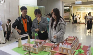 Bạn trẻ thích thú chiêm ngưỡng những công trình biểu tượng Đà Nẵng thu nhỏ