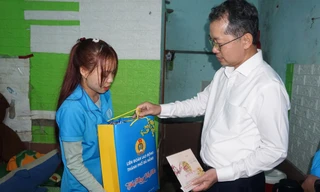 Đón Tết xa nhà, công nhân xúc động khi được Bí thư Đà Nẵng đến xóm trọ chúc Tết