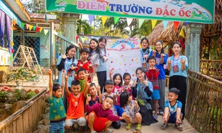 'Cõng' Tết lên non, gói bánh chưng tặng bà con vùng biên