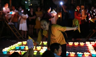 Phố cổ Hội An lung linh ánh nến, hoa đăng trong Giờ Trái đất