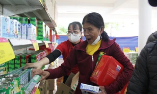 Người nghèo Đà Nẵng đi sắm Tết 0 đồng