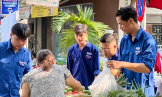 Độc đáo phiên chợ đổi rác lấy thực phẩm sạch