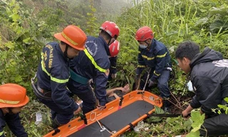 Phòng Cảnh sát PCCC&CNCN - Công an TP Đà Nẵng vừa cứu hộ thành công 1 nam thanh niên gặp tai nạn giao thông rồi rơi xuống vực ở đèo Hải Vân