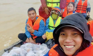 Đội SOS cứu hộ giữa 'rốn lũ'