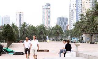 Dù tình hình dịch bệnh COVID - 19 đang diễn biến phức tạp trên thế giới, Bộ Y tế cũng đồng thời khuyến cáo người dân thực hiện tốt các yêu cầu phòng dịch nơi công cộng, tuy nhiên, tại nhiều các công viên, bãi biển, chợ... ở Đà Nẵng, nhiều người dân vẫn "lơ" khẩu trang