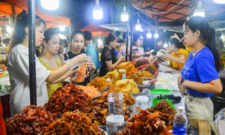 Từ ngày 30/4 đến ngày 31/12, Đà Nẵng sẽ triển khai chương trình “Giờ hạnh phúc – Happy hours” vào các ngày từ thứ 6 đến Chủ nhật hàng tuần với nhiều chương trình khuyến mại để thúc đẩy các hoạt động kinh tế đêm. Ảnh: Giang Thanh