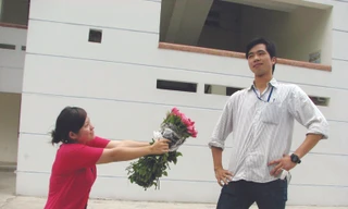 Giới trẻ hào hứng với cách tặng quà "độc" ngày Valentine. Ảnh: Nguyễn Hà