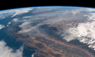 Nhìn từ ngoài trái đất cũng thấy đám cháy rừng khủng khiếp nhất trong lịch sử nước Mỹ.