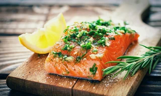 Các nhà khoa học khuyên nên ăn dầu cá hai lần một tuần để có một tuổi già khỏe mạnh.