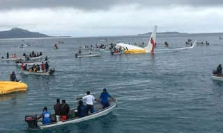 Tàu hải quân Mỹ và địa phương nhanh chóng ra cứu các nạn nhân trên chiếc máy bao lao xuống biển. Ảnh: CNBC 