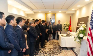 Toàn thể cán bộ, nhân viên Đại sứ quán Việt Nam tại Mỹ viếng nguyên TBT Đỗ Mười. 