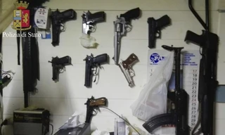 Các loại súng được tìm thấy trong nơi trú ẩn của trùm mafia Teodoro Crea ở miền nam Italia. Ảnh do cảnh sát Italia cung cấp.
