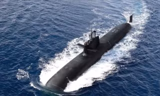 Tàu ngầm S-80 Plus của Tây Ban Nha sau khi được kéo dài thêm 10m để có thể nổi được thì lại không vào vừa bãi đỗ. Ảnh: The Guardian