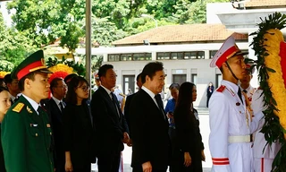 Thủ tướng Hàn Quốc Lee Nak-yeon viếng Chủ tịch nước Trần Đại Quang sáng 26/9. Ảnh: Như Ý