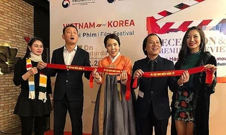 Đại sứ Hàn Quốc tại Việt Nam Kim Do-hyon ( thứ hai từ trái sang) tin tưởng Việt Nam vô địch. Ảnh: L.A