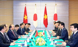 Thủ tướng Nguyễn Xuân Phúc hội đàm với Thủ tướng Shinzo Abe. Ảnh: VGP