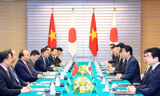 Thủ tướng Nguyễn Xuân Phúc hội đàm với Thủ tướng Shinzo Abe. Ảnh: VGP