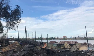 Toàn bộ nhà cửa, tài sản của các gia đình tại đây bị thiêu rụi. Ảnh ĐSQ VN tại Campuchia.