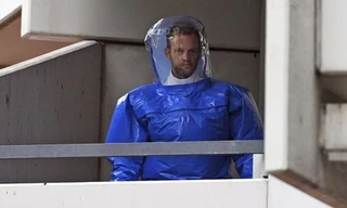 Cảnh sát Đức phải đeo bảo hộ khi vây bắt căn hộ nghi chứa nguyên liệu sản xuất bom sinh học. Ảnh: Der Spigel