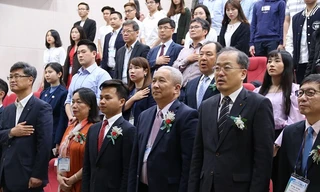 Đại sứ Việt Nam tại Hàn Quốc Nguyễn Vũ Tú ( thứ ba từ phải sang) tham dự hội thảo. Ảnh: VSAK