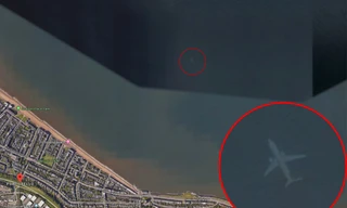 Hình ảnh trên Google Earth cho thấy một chiếc máy bay đang ở dưới biển.