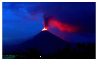 Núi Soputan phun trào 2 lần trong sáng 17/12.