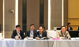 Thứ trưởng Bộ Ngoại giao Việt Nam Nguyễn Quốc Dung ( giữa) tham gia các phiên họp trù bị chuẩn bị cho Hội nghị cấp cao ASEAN lần thứ 33. Nguồn: BNG