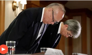 Ban lãnh đạo trường đại học y Tokyo cúi đầu xin lỗi về vụ nâng điểm cho các nam thí sinh thi vào trường để loại bớt các nữ bác sỹ tương lai.