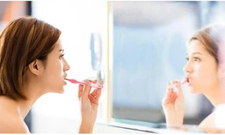 Hóa chất trong kem đánh răng có thể khiến bé gái dậy thì sớm. Ảnh minh họa