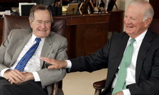 Cố Tổng thống Bush " cha" và cự Ngoại trưởng Mỹ James A. Baker III. Ảnh: CNN