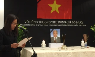 Đại sứ Việt Nam tại Hà Lan Ngô Thị Hòa ghi sổ tang viếng Nguyên TBT Đỗ Mười.