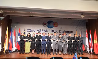Thứ trưởng Ngoại giao Nguyễn Quốc Dũng ( thứ 5 từ trái sang), trưởng đoàn Việt Nam tham dự Đối thoại ASEAN- Hàn Quốc lần thứ 22.