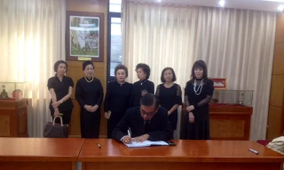 Đại diện kiều bào Thái Lan viết sổ tang Chủ tịch nước Trần Đại Quang. Ảnh: L.A