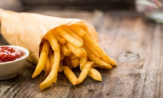 Khoai tây chiên là món khoái khẩu của nhiều người nhưng lại được mệnh danh là " quả bom tinh bột" vì có hại cho sức khỏe nếu ăn quá 6 lát mỗi lần.