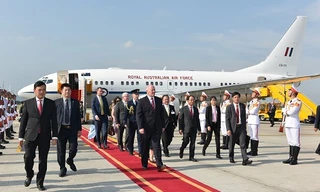 Toàn quyền Australia Peter Cosgrove đã tới sân bay Nội Bài chiều 23/5. Ảnh: ĐSQ Australia tại VN cung cấp