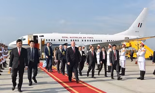 Toàn quyền Australia Peter Cosgrove đã tới sân bay Nội Bài chiều 23/5. Ảnh: ĐSQ Australia tại VN cung cấp