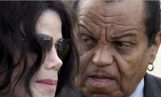 Michael Jackson và người cha Joe Jackson năm 2005,người được cho là đã dùng phương pháp thiến bằng hóa chất với con trai mình.