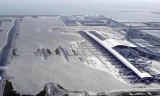 Sân bay quốc tế Kansai bị ngập nặng bởi siêu bão Jebi mạnh nhất trong vòng 25 năm qua tại Nhật Bản.