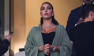 Bạn gái đeo trang sức 2,2 triệu USD tới sân cổ vũ trong ngày Ronaldo ngồi dự bị