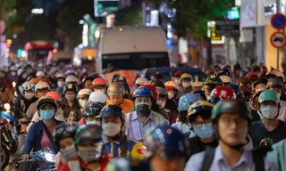 Người dân TPHCM vất vả 'nhích từng chút' trên đường ngày giáp Tết