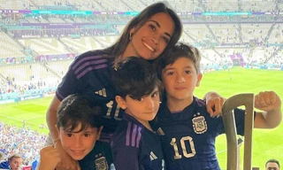 Vợ con Messi hét lớn trên khán đài khi Argentina vào chung kết