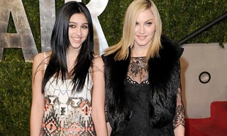 Madonna khoe hàng lộ liễu tại tiệc hậu Oscar