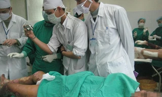 Bệnh nhân Nguyễn Sĩ Hợi chuẩn bị được phẫu thuật cắt lọc hoại tử