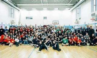 Các du học sinh chụp ảnh lưu niệm cùng nhau