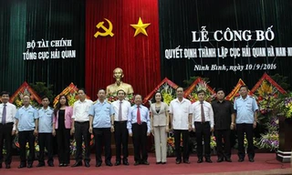 Ban lãnh đạo Cục Hải quan Hà Nam Ninh chụp ảnh lưu niệm cùng lãnh đạo Bộ Tài chính và UBND tỉnh Ninh Bình