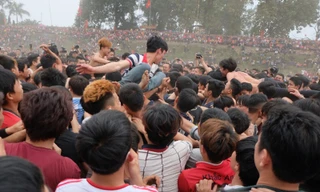 Giẫm đạp, leo lên đám đông để mong cướp được Phết.